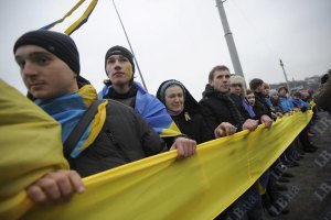Берега Днепра соединили двухсотметровым флагом Украины