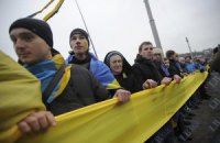 Берега Днепра соединили двухсотметровым флагом Украины
