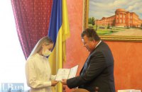 Бугров торжественно вручил диплом бакалавра журналистики Дарье Белодед