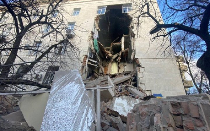 Росіяни знову вдарили по центру Херсона, пошкоджено будівлю ОВА