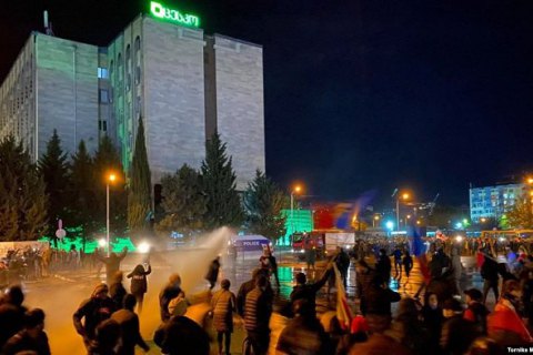 Поліція застосувала водомети проти демонстрантів біля будівлі ЦВК у Тбілісі