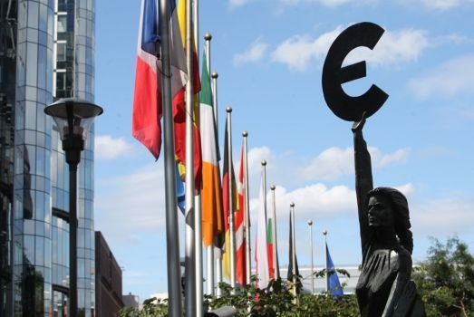 Курс евро пока держится