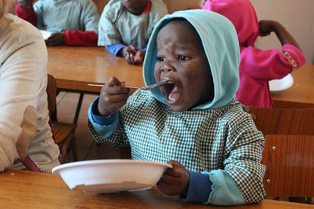 У свої три роки Кельвін вже знає, що їсти треба все, що дають. 27% дітей до 5 років у Мозамбіку недоїдають