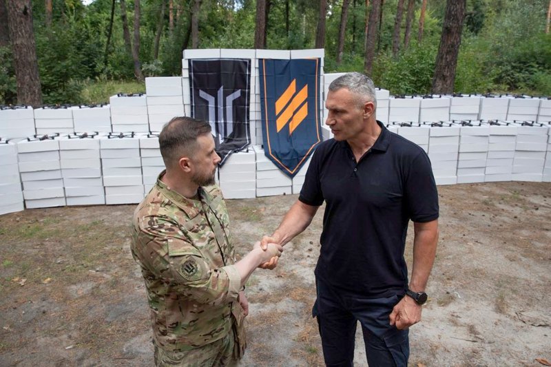 Віталій Кличко з командиром батальйону «Азов» під час передачі від громади столиці бійцям 3-го армійського корпусу ЗСУ 6000
дронів різних типів, з початку року з міського бюджету цій бригаді на оснащення Київ виділив 400 млн грн.