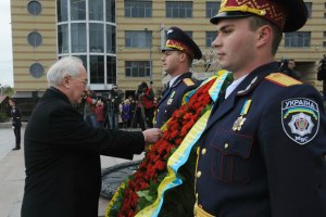 Азаров, Вилкул и Куличенко возложили цветы к Монументу Вечной Славы