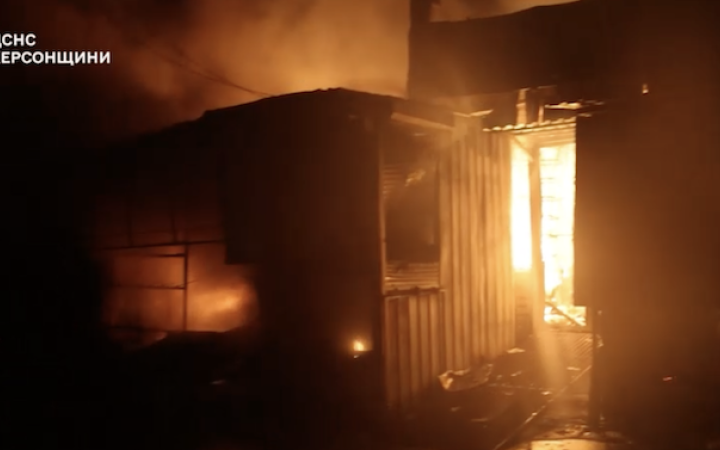 На ринку Херсона сталася пожежа внаслідок російського обстрілу 