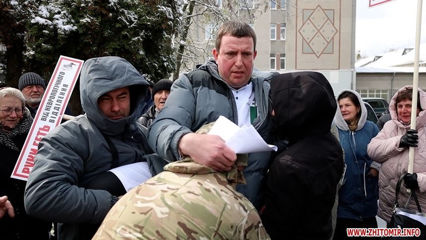 в.о. генерального директора медичного закладу Сергія Демуса мітингувальники несуть на руках