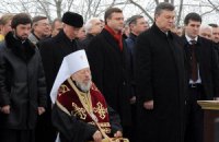 Янукович и Азаров помолились за уходящий 2012 год