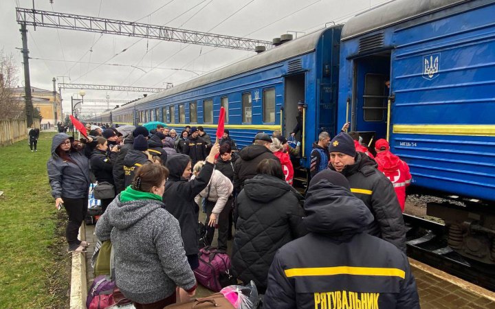 На Рівненщину із Покровська потягом евакуювали понад 50 людей, половина із них – діти