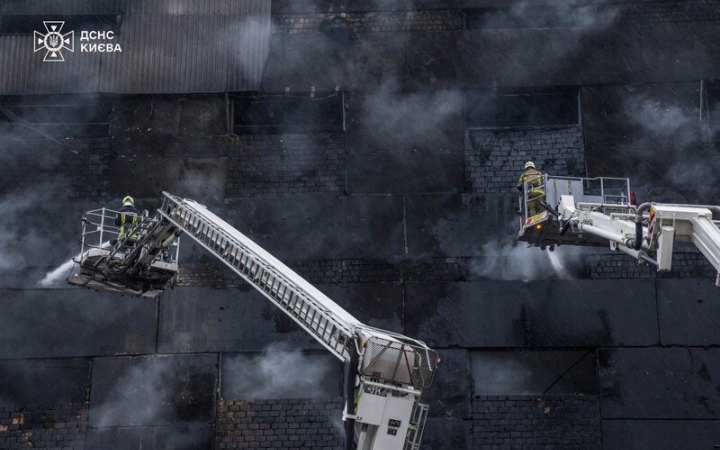 На місцях російської атаки у Києві працюють майже 300 фахівців ДСНС