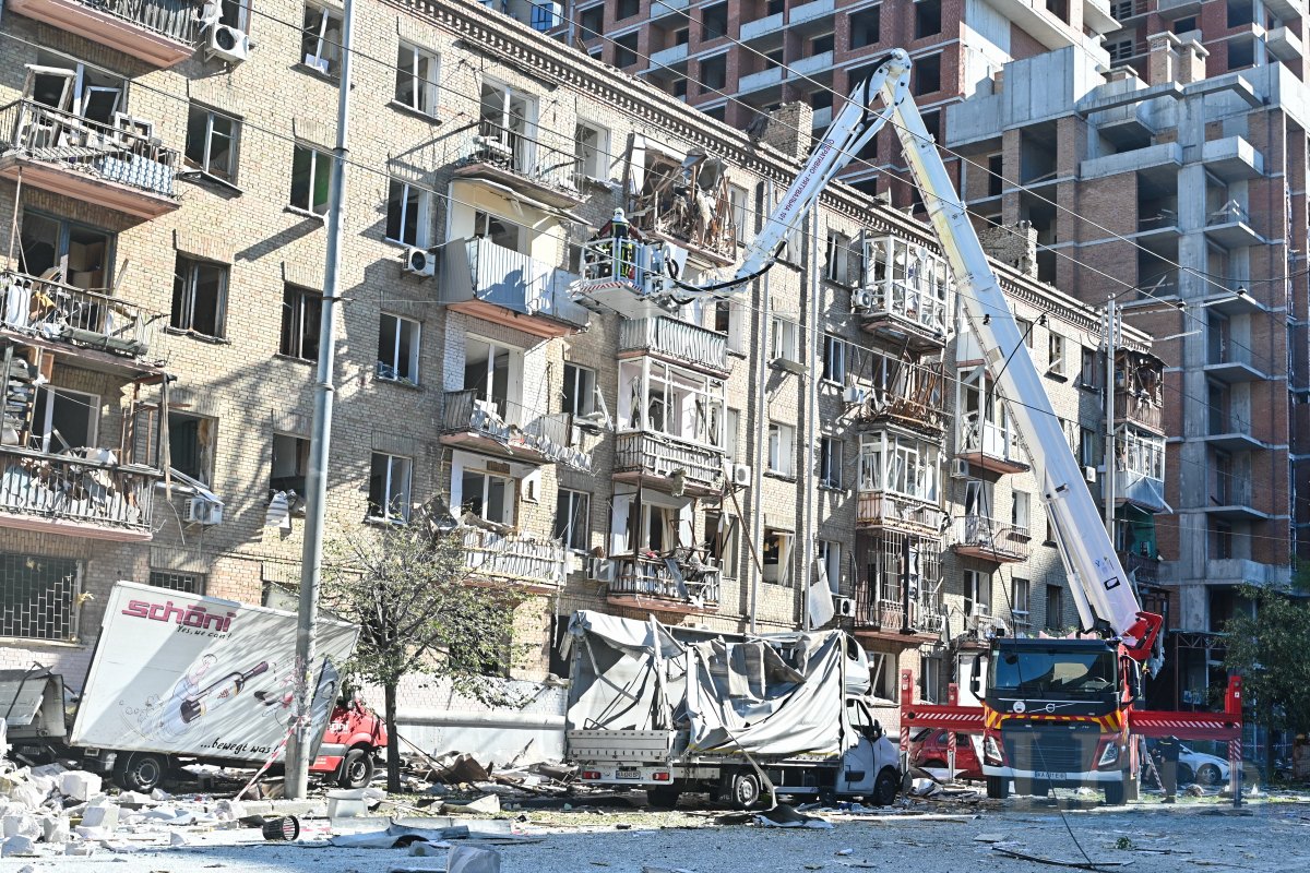 Наслідки удару рф в Шевченківському районі.