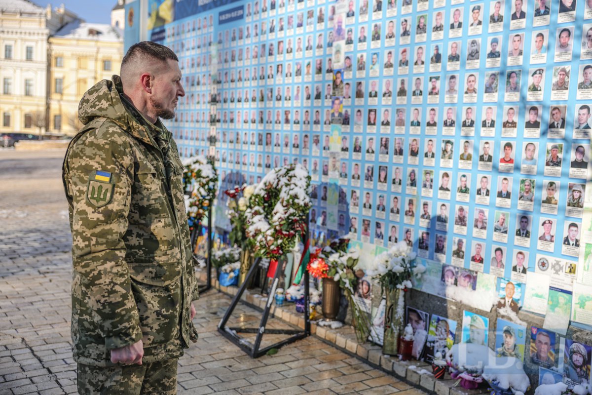 Любомир Мікало біля&nbsp;Стіни пам'яті полеглих за Україну&nbsp;неподалік Михайлівської площі.&nbsp;