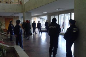 В холле Запорожского облсовета дежурит милиция