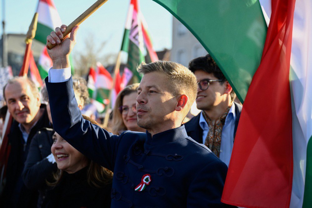 Президент опозиційної партії «Тиса» Петер Мадяр звертається до прихильників під час національного маршу в Будапешті, 15 березня 2026 року.