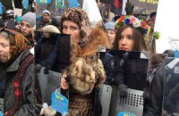 В Киеве участники Евромайдана проводят акцию с зеркалами перед милицией
