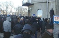 У Чернігові під облдержадміністрацією демонстранти звели барикади