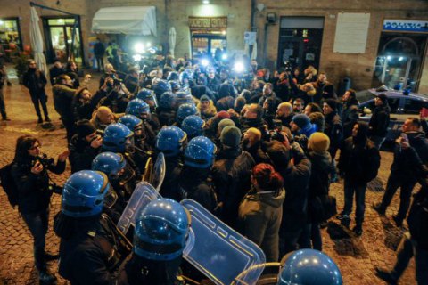 В Италии полиция силой разогнала несанкционированный митинг ультраправых