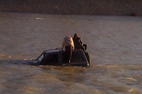 Двое парней на внедорожнике застряли посередине реки в Ужгороде