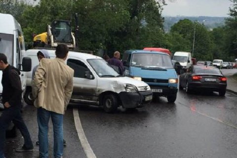 У Львові зіткнулися 7 автомобілів, постраждав один із водіїв
