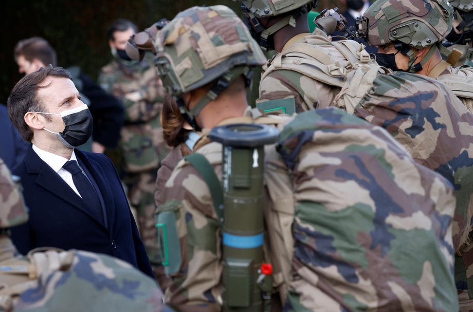 Президент Франції Еммануель Макрон розмовляє з солдатами під час візиту до навчального центру в Сен-Годеріку, 12 березня 2021
р.