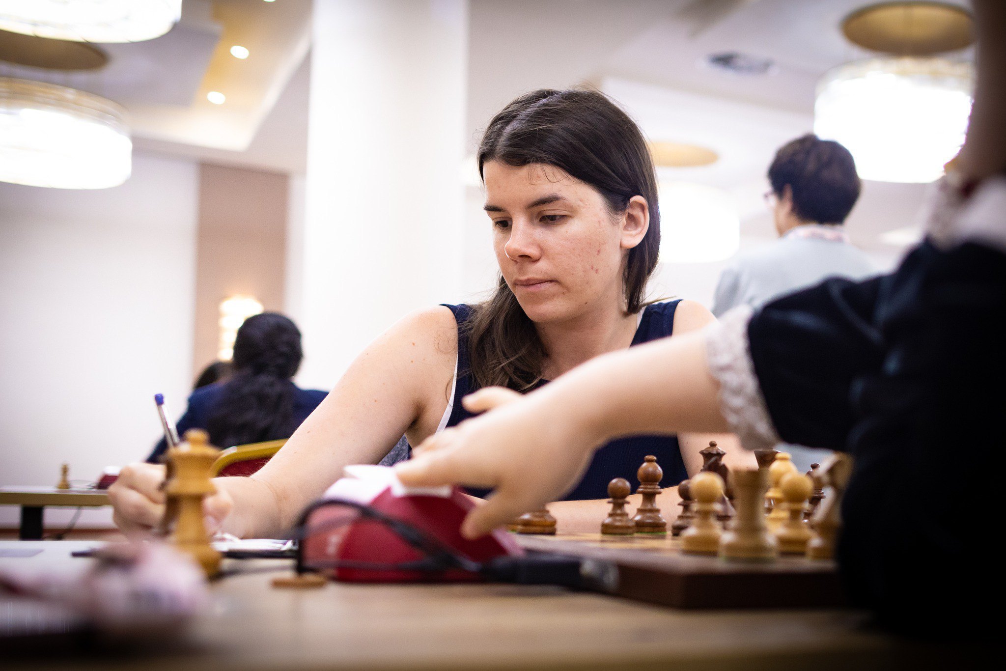 Юлія Осьмак аналізує гру під час шахової партії