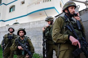 Израильские военные стреляют в мигрантов