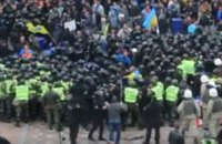 Полиция не дала участникам акции за еврономера поджечь шины у Рады 