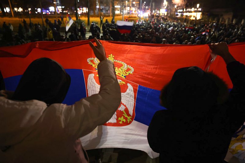 Протестувальники тримають сербський прапор під час маршу підтримки сербського населення в Косові, Белград, Сербія, 12 грудня 2022 р.