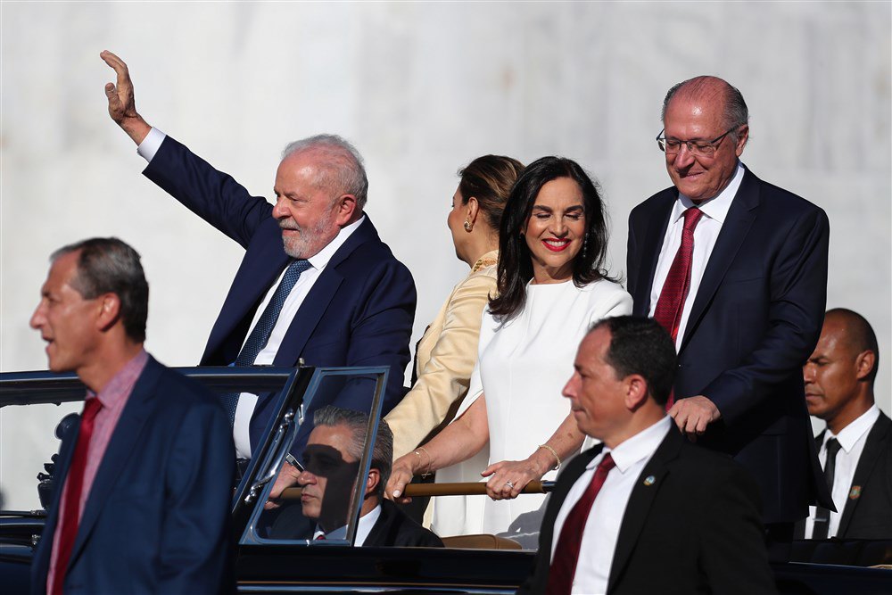 Президент Луїс Інасіу Лула да Сілва (ліворуч) разом з першою леді Розангелою да Сілва (у центрі) і віцепрезидентом Жеральдо Алкміном (праворуч) і його дружиною Марією Лусією Рібейро вітають прихильників під час інавгурації президента в Бразиліа, 1 січня 2023 р.