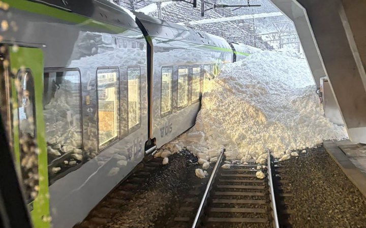 У Швейцарії через снігову лавину зійшов з рейок потяг