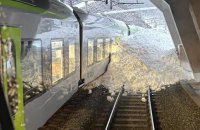 У Швейцарії через снігову лавину зійшов з рейок потяг