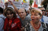 Возле суда произошла потасовка между сторонниками и противниками Тимошенко