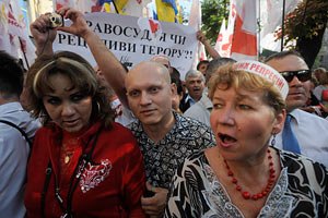 Депутаты БЮТ помешали протестовать Калашникову