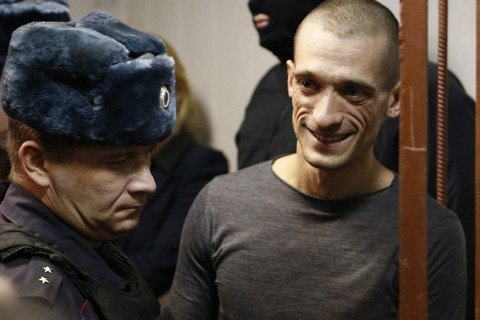 Российский художник Павленский осужден за акцию солидарности с Майданом