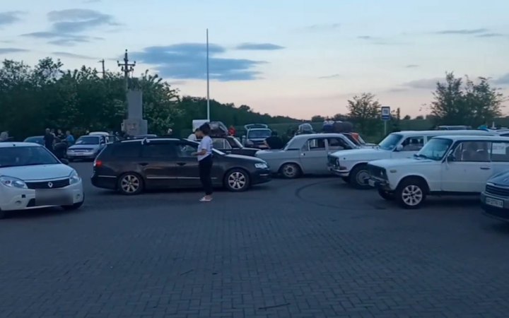 Перед блокпостом окупантів у Василівці виникла черга з майже 400 машин