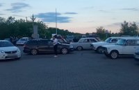 Перед блокпостом окупантів у Василівці виникла черга з майже 400 машин