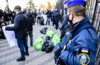 В Киеве активисты принесли под посольство России "тела" погибших от политики изоляции на Донбассе