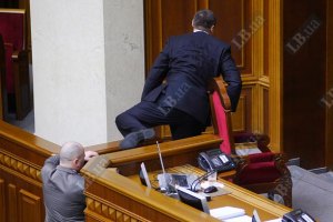 "Регионалы" взяли под контроль парламентскую трибуну