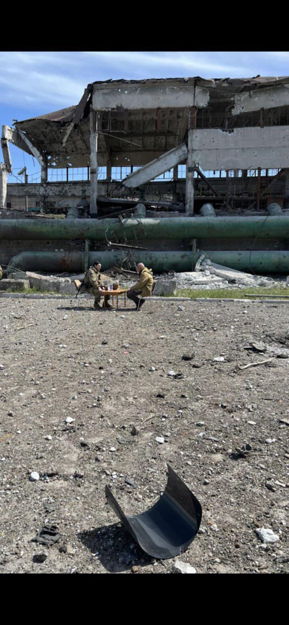 Денис «Редіс» Прокопенка під час перемовин з росіянами на «Азовсталі»