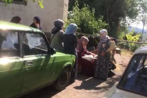 Российские силовики проводят обыск в доме крымскотатарского политзаключенного 