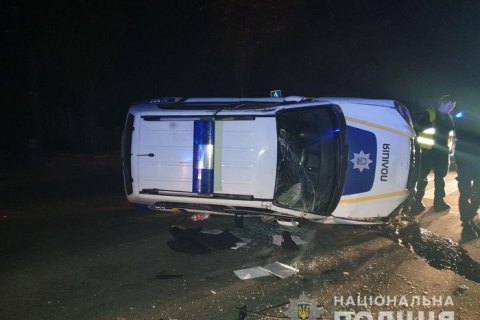 В Харькове полицейский автомобиль наехал на бордюр и перевернулся