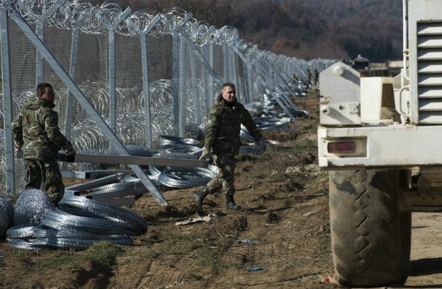 Македонские солдаты строят второй забор на границе с Грецией