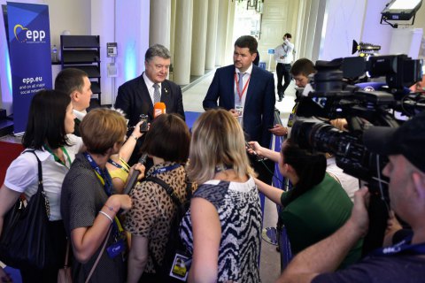 Санкции дают возможность России начать выполнять Минские договоренности - Порошенко