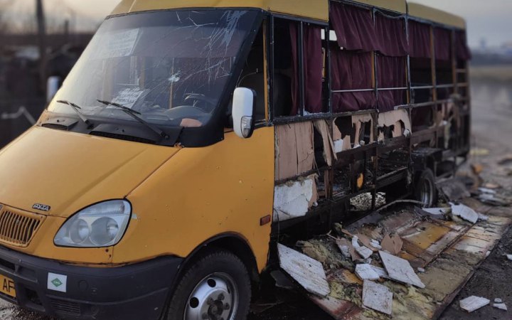 Росіяни вранці атакували маршрутку на Сумщині, постраждав водій