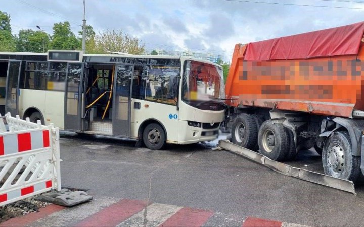 У Києві внаслідок зіткнення маршрутки і вантажівки постраждали 7 людей