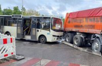 У Києві внаслідок зіткнення маршрутки і вантажівки постраждали 7 людей