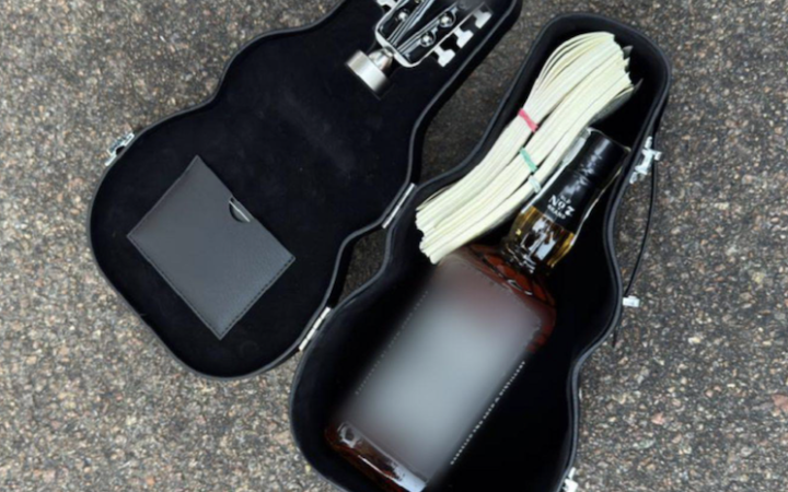 Поліцейського департаменту Нацполіції запідозрили в вимаганні хабара за "кришування". Він збирався втекти