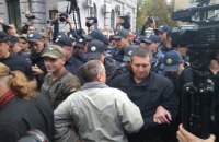Нацполиция задержала 4 человека за препятствование голосованию на выборах в Госдуму РФ в Киеве (Обновлено, добавлены фотографии)