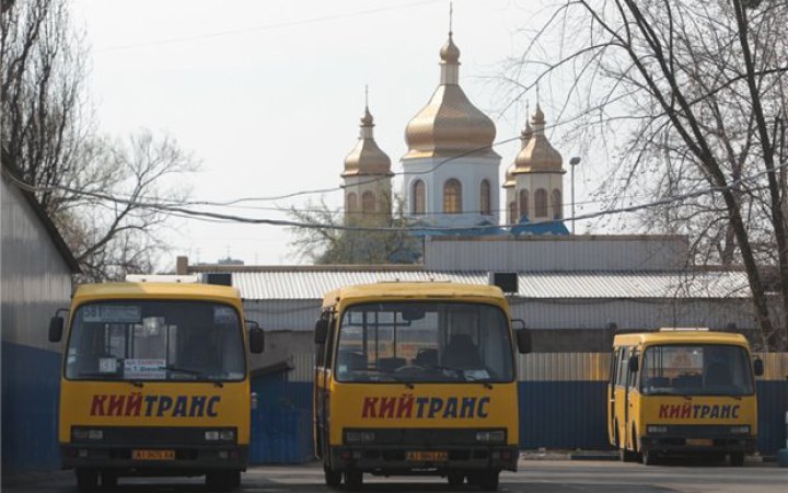 Обстріл Києва пошкоджено близько 70 маршрутних таксі