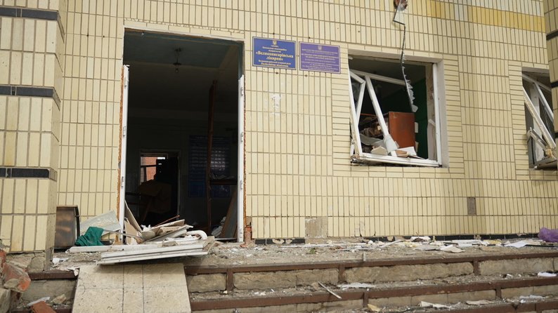 Пошкоджена будівля Великописарівської лікарні. 